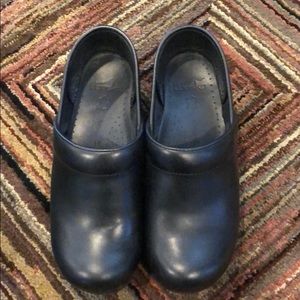 Dansko classic women 38 wide black leather clog